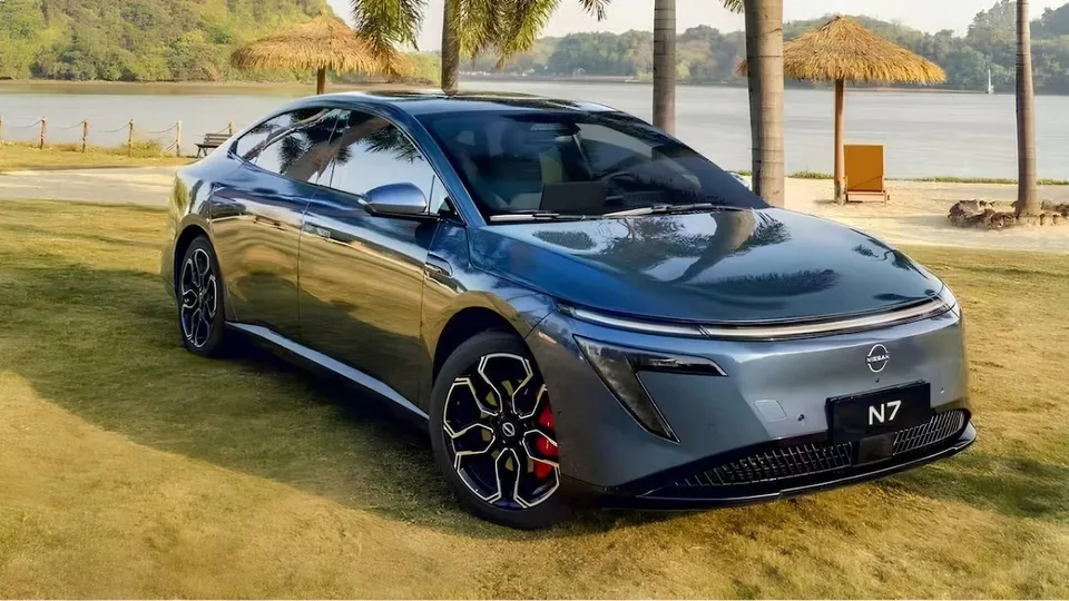 Nissan N7, rivale della Tesla Model 3: debutto internazionale previsto nel 2026