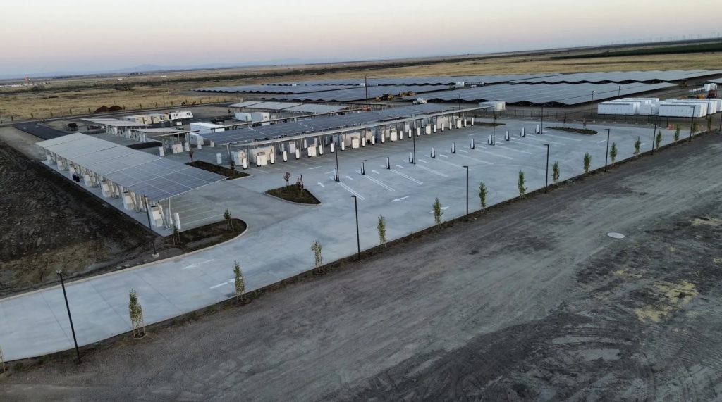 Tesla Oasis Supercharger, ricarica solare e off-grid | Elettronauti.it