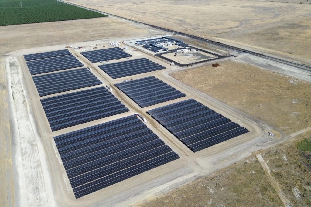 Tesla Oasis Supercharger, ricarica solare e off-grid | Elettronauti.it