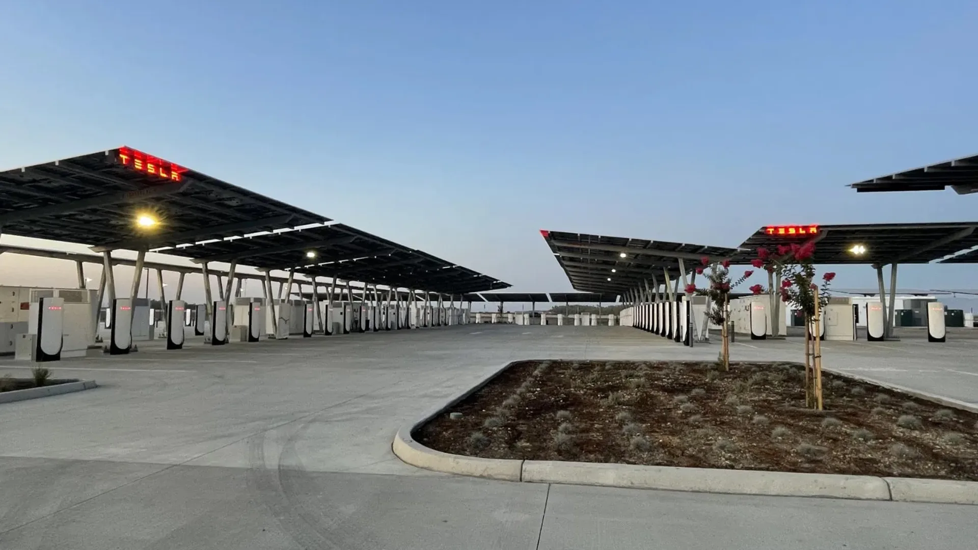 Tesla Oasis Supercharger, ricarica solare e off-grid