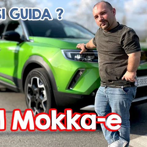 Copertina del video dedicato alla prova su strada della Opel Mokka-e, con analisi di assetto, rigenerazione e ADAS