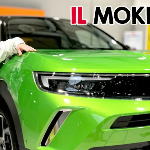 Copertina del video dedicato a tecnica, autonomia e abitacolo digitale della Opel Mokka-e
