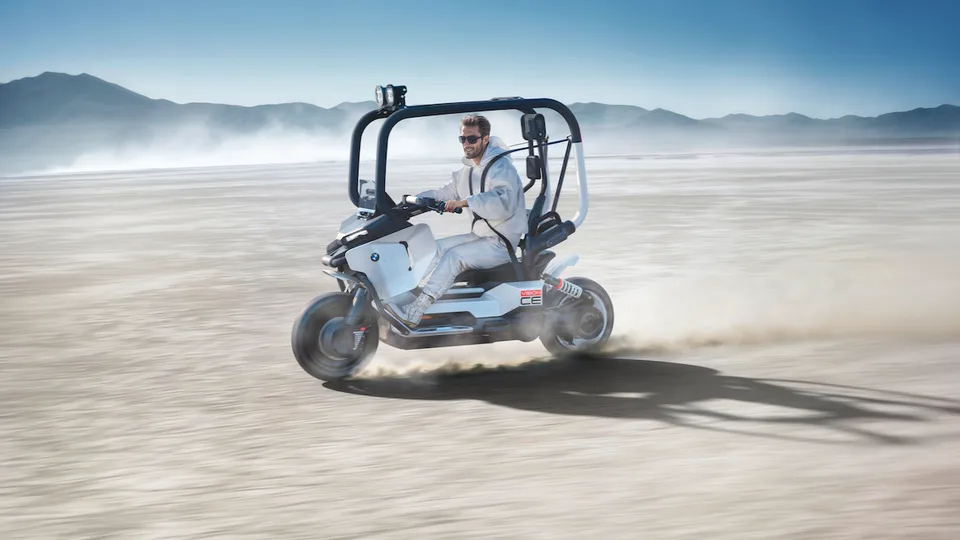 BMW Vision CE: la moto elettrica futuristica senza casco
