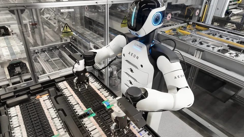 BMW testa robot umanoidi con Physical AI a Lipsia