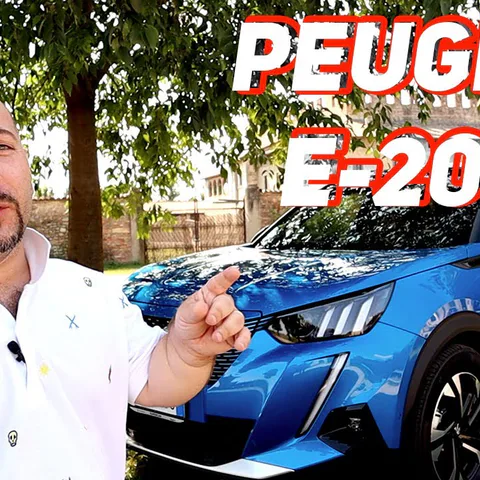 Copertina del video dedicato alla prova della Peugeot e-2008, con autonomia, consumi e ricarica
