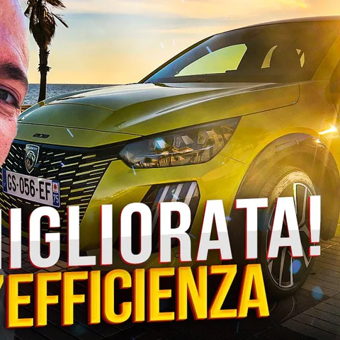 Copertina del video dedicato alla prova urbana e alle caratteristiche della Peugeot e-208 2024