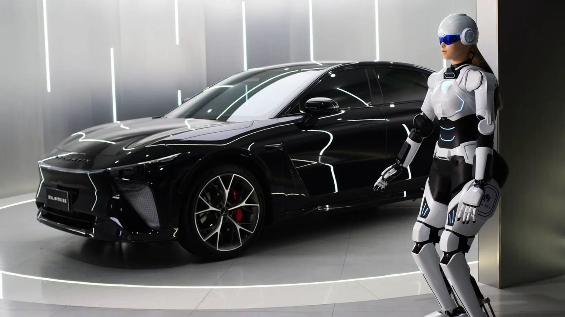 Robot umanoide accanto ad auto sportiva Chery in showroom