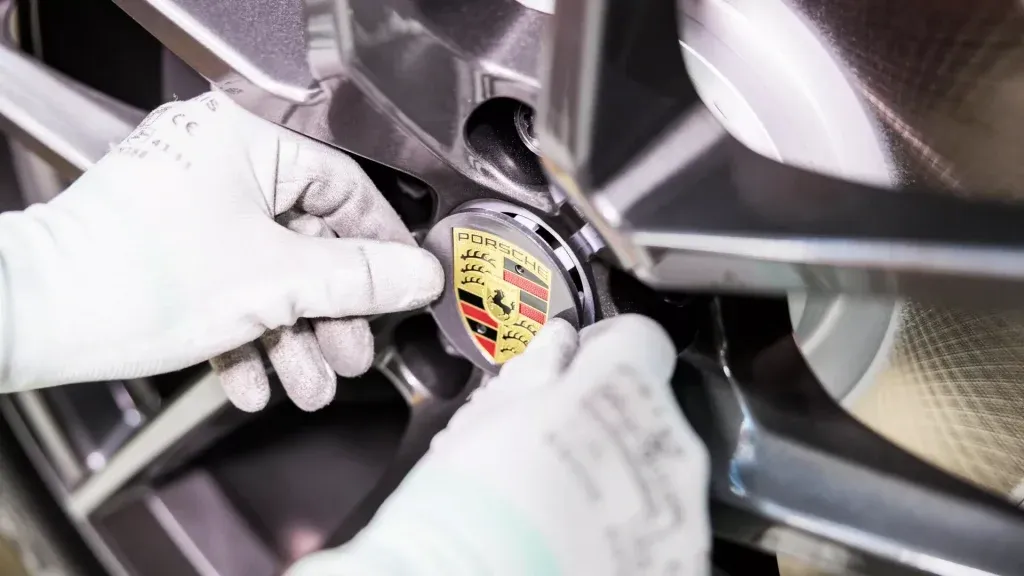 Porsche inizia a preparare la costruzione di Boxster e Macan EV elettriche | Elettronauti.it