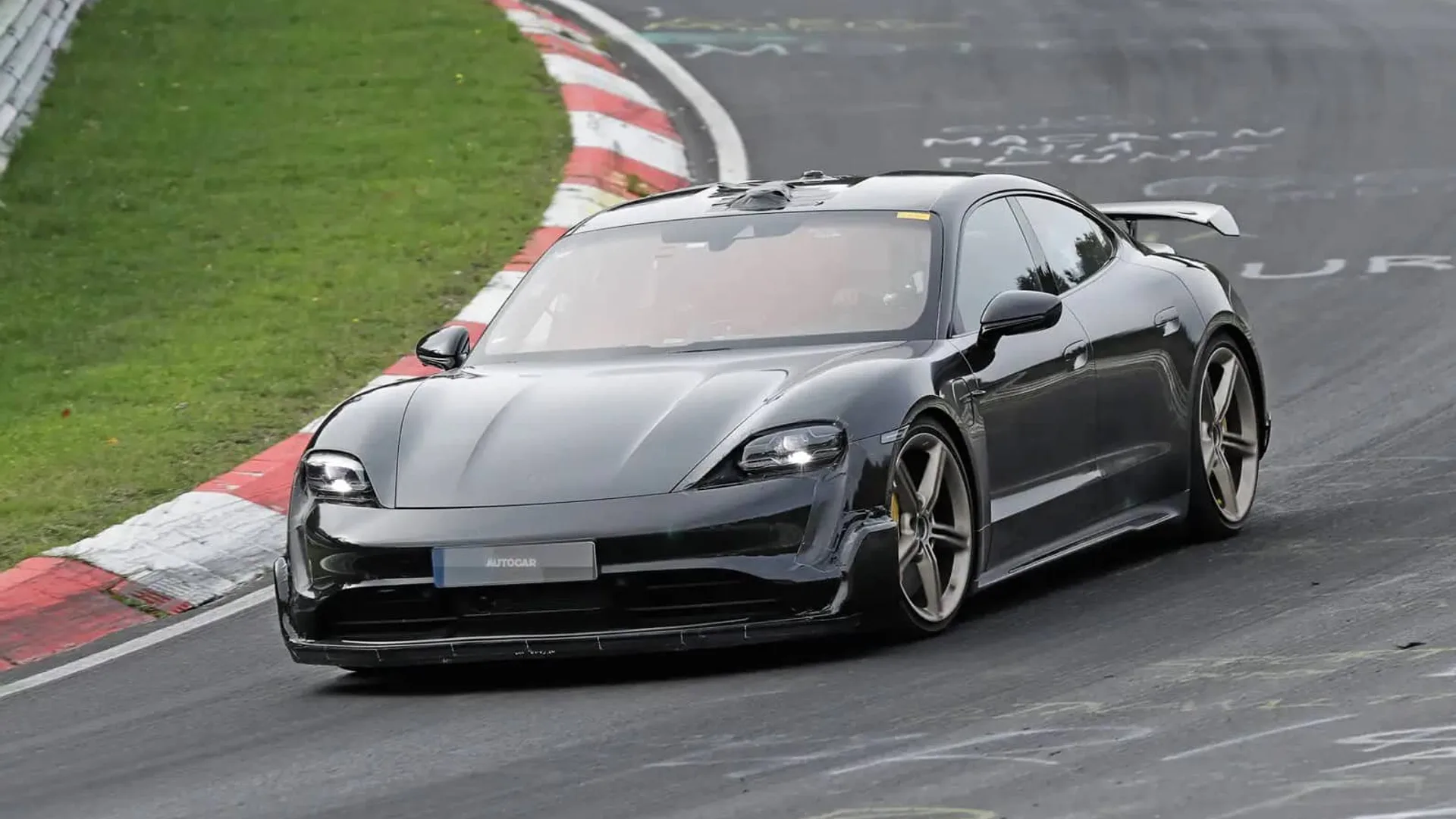 Porsche Taycan 1000 Cavalli Nurburgring Frontale