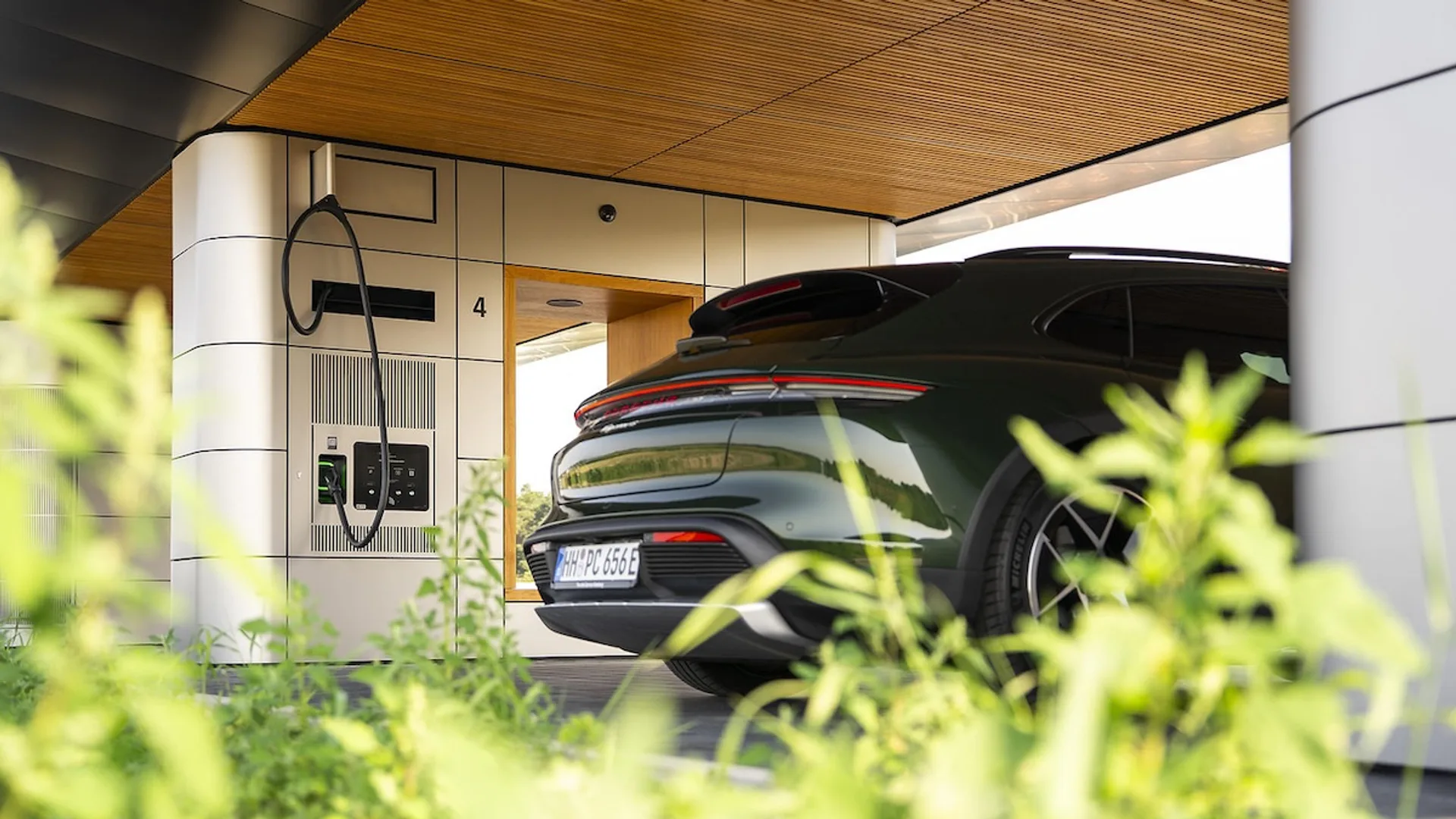 Auto elettriche 400V vs 800V: due strade per il futuro