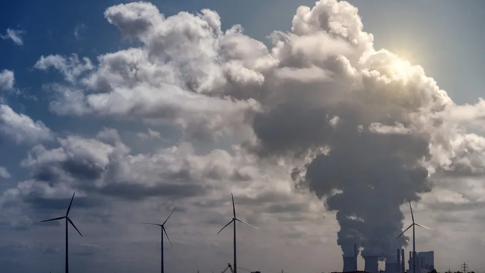Gli investimenti in energia pulita sono ora quasi 2 volte superiori a quelli dei combustibili fossili: ecco perché