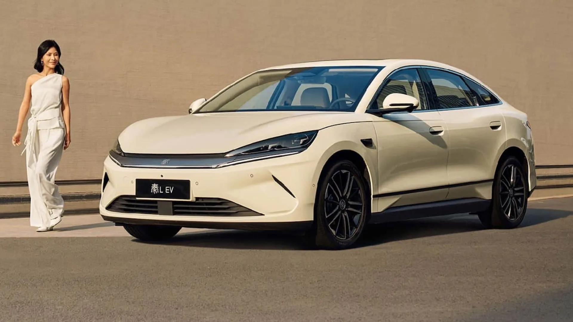 Qin L EV di BYD con nuova tecnologia di guida intelligente ha un prezzo che sorprende!