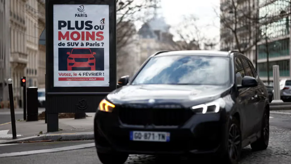 Parigi ha scelto: sarà super-tariffa per i SUV (anche EV)