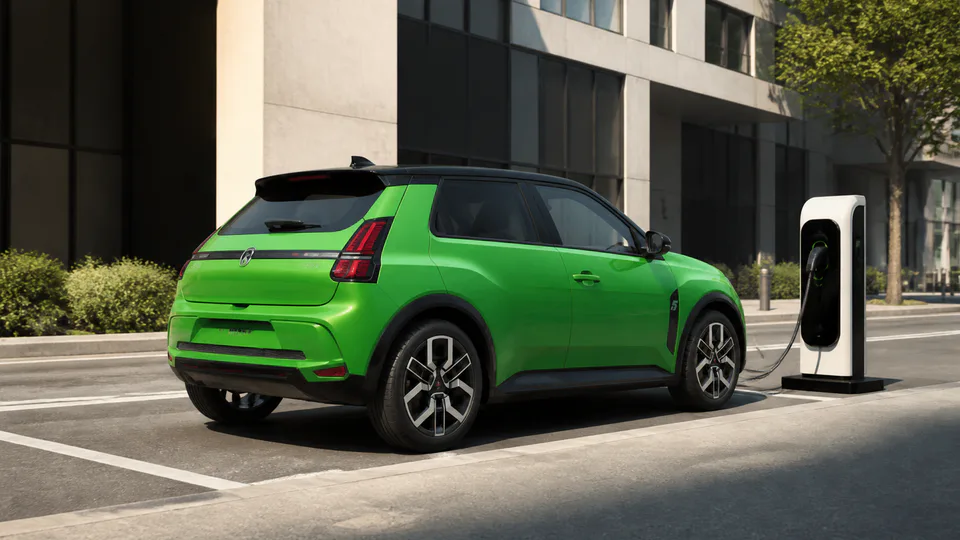 Immagine di copertina della Flash News dedicata all’aggiornamento della Renault 5 E-Tech
