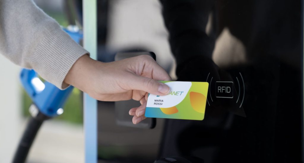 pagare alla stazione di ricarica è ancora troppo complicato | Elettronauti.it