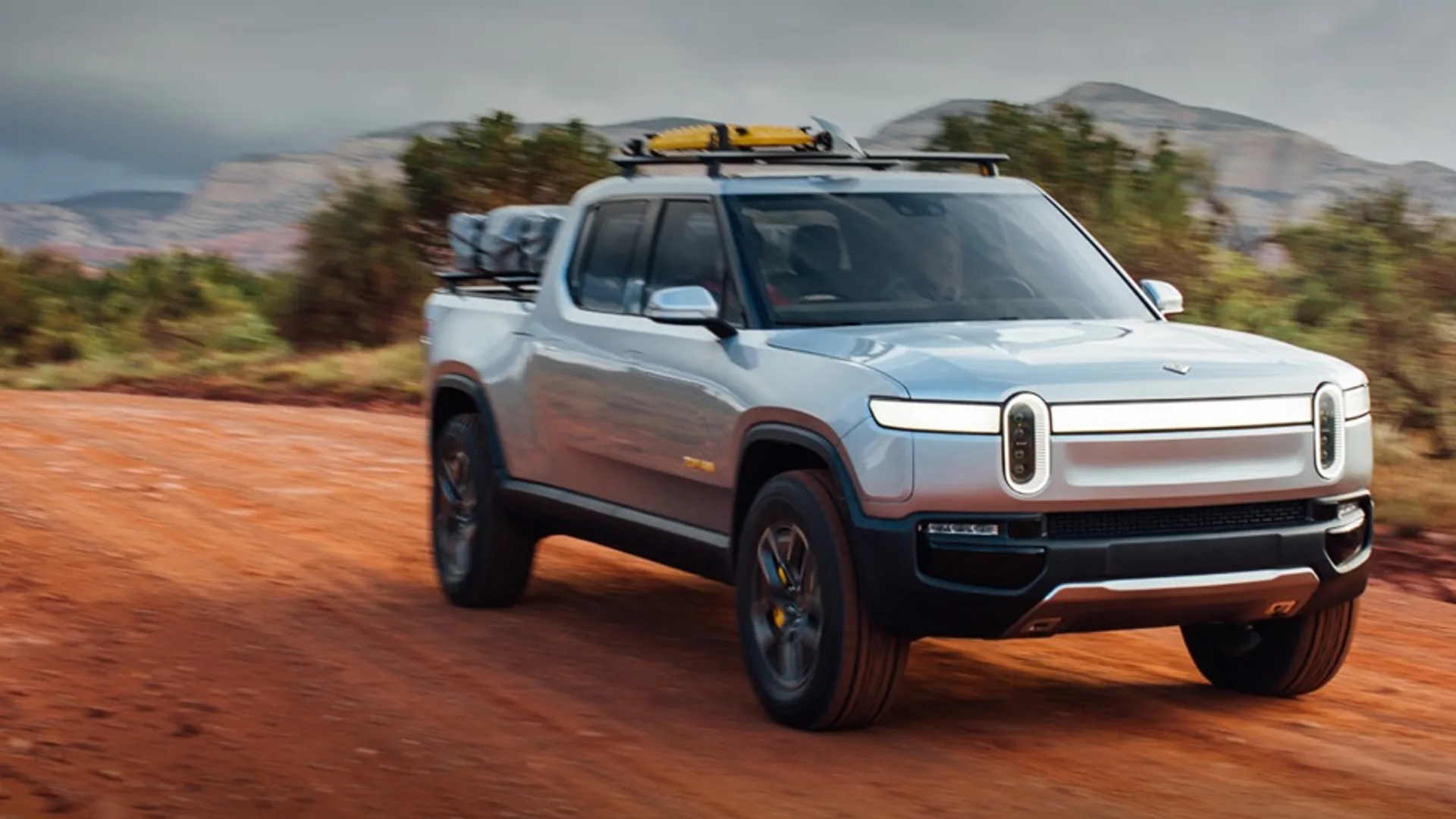 Rivian R1T Sabbia Anteriore
