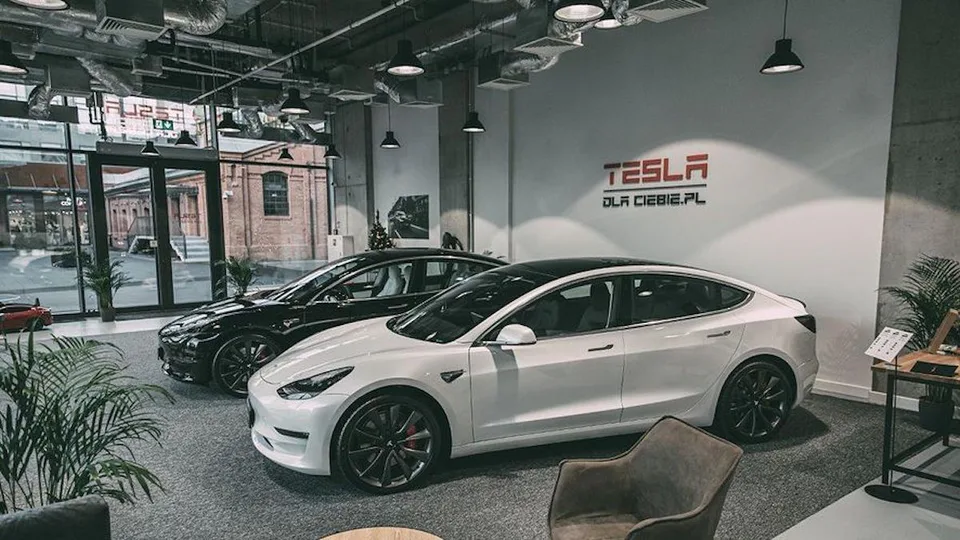 Tesla investe in Polonia, ma crea anche caos