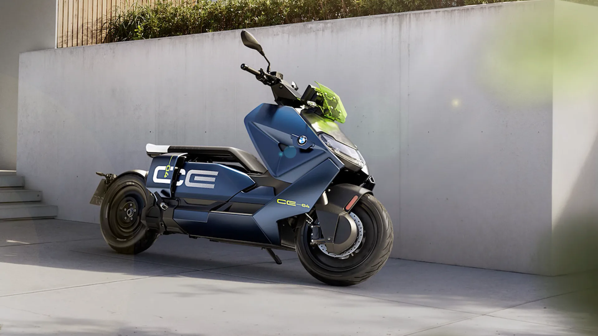 BMW CE 04 2026: lo scooter elettrico si aggiorna con nuovi colori, optional e tecnologia avanzata
