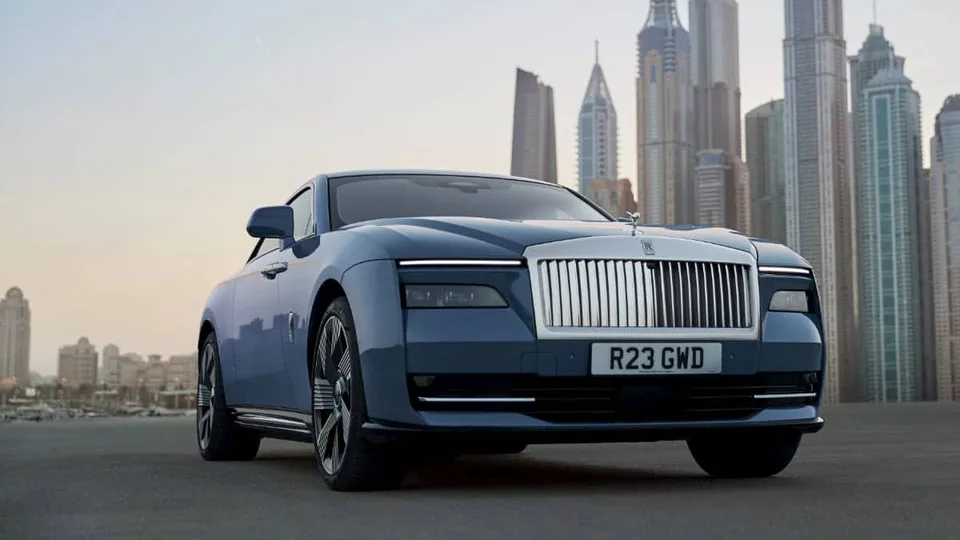 Il CEO di Rolls-Royce paragona Spectre EV al primo iPhone Apple.