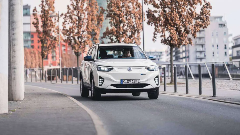 ssangyong korando-e anteriore su strada