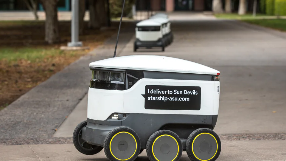 Robot automatici impennano durante le consegne dei pasti