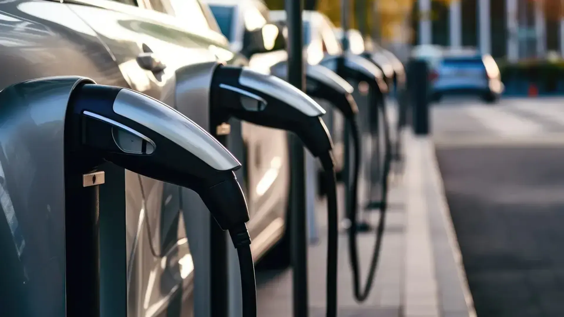 L'elettrico che fa risparmiare: 100 miliardi in 10 anni