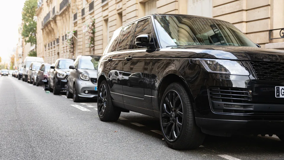 Parigi propone una tassa per bandire i SUV (anche elettrici)