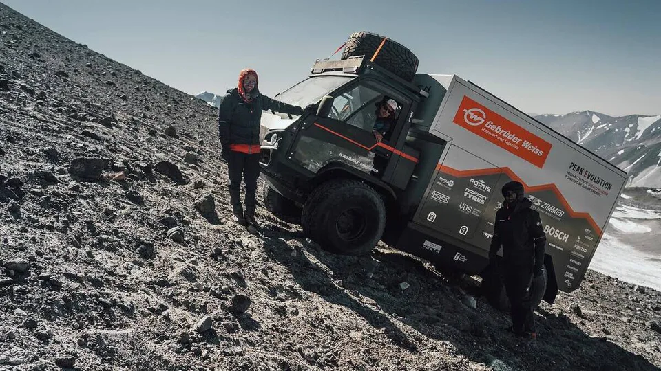 Un furgone elettrico e solare sul vulcano più alto del mondo