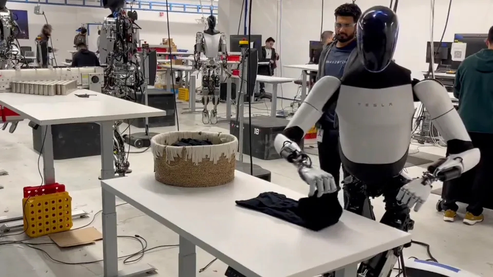 Tesla: nuovi brevetti per i robot umanoidi