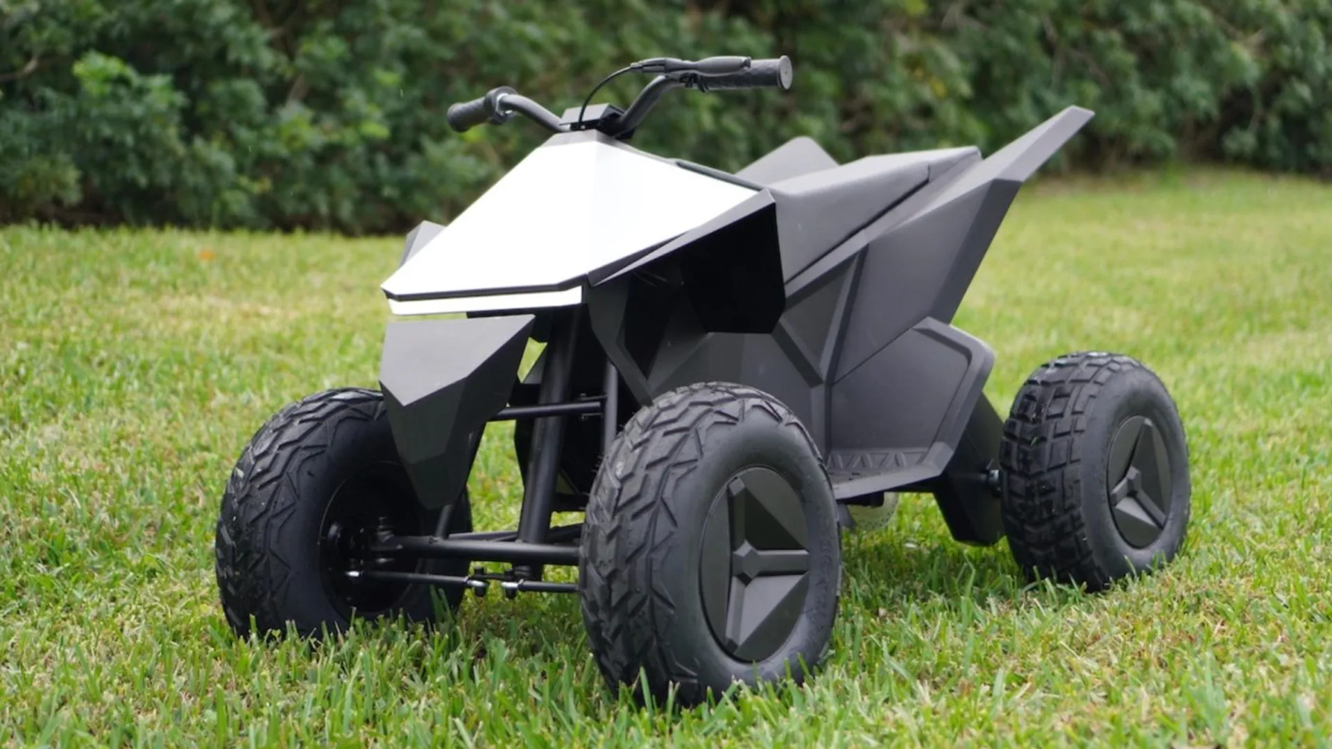 Tesla Cyberquad per bambini viene lanciata in Europa dopo essere risultata troppo pericolosa per gli americani