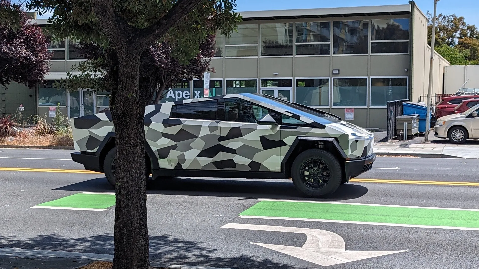 Tesla Cybertruck: avvistamenti in veste Camo