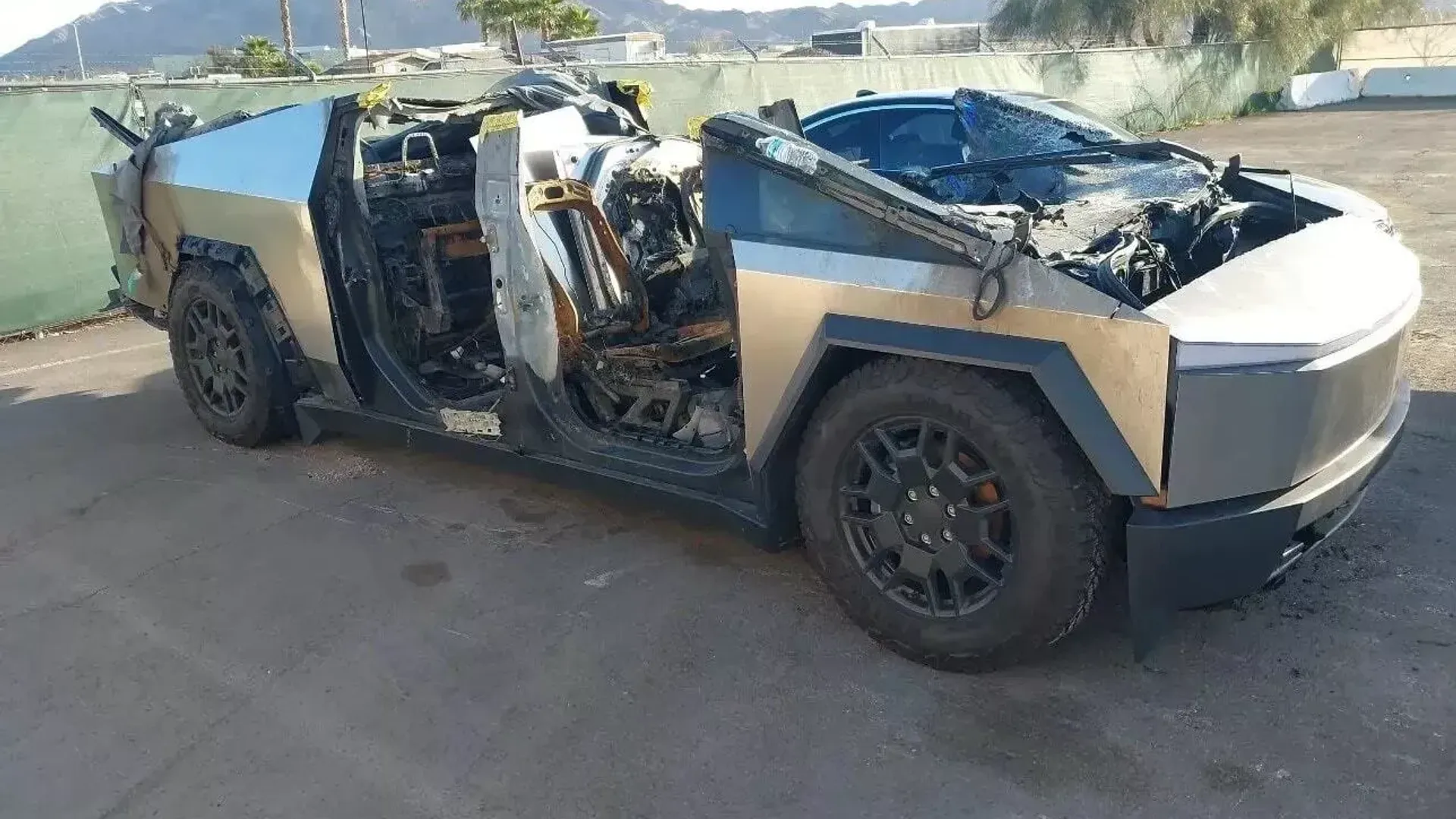 Tesla Cybertruck esploso