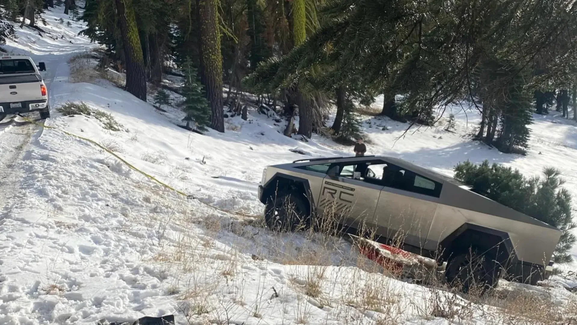 Tesla Cybertruck recuperato dopo l'uscita fuori strada