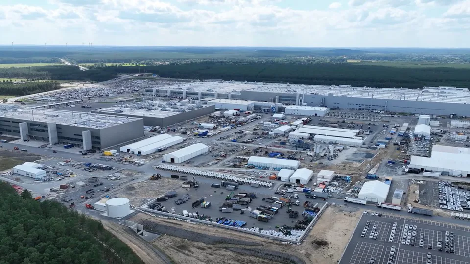 Tesla accelera a Berlino e rilancia la sfida europea delle batterie