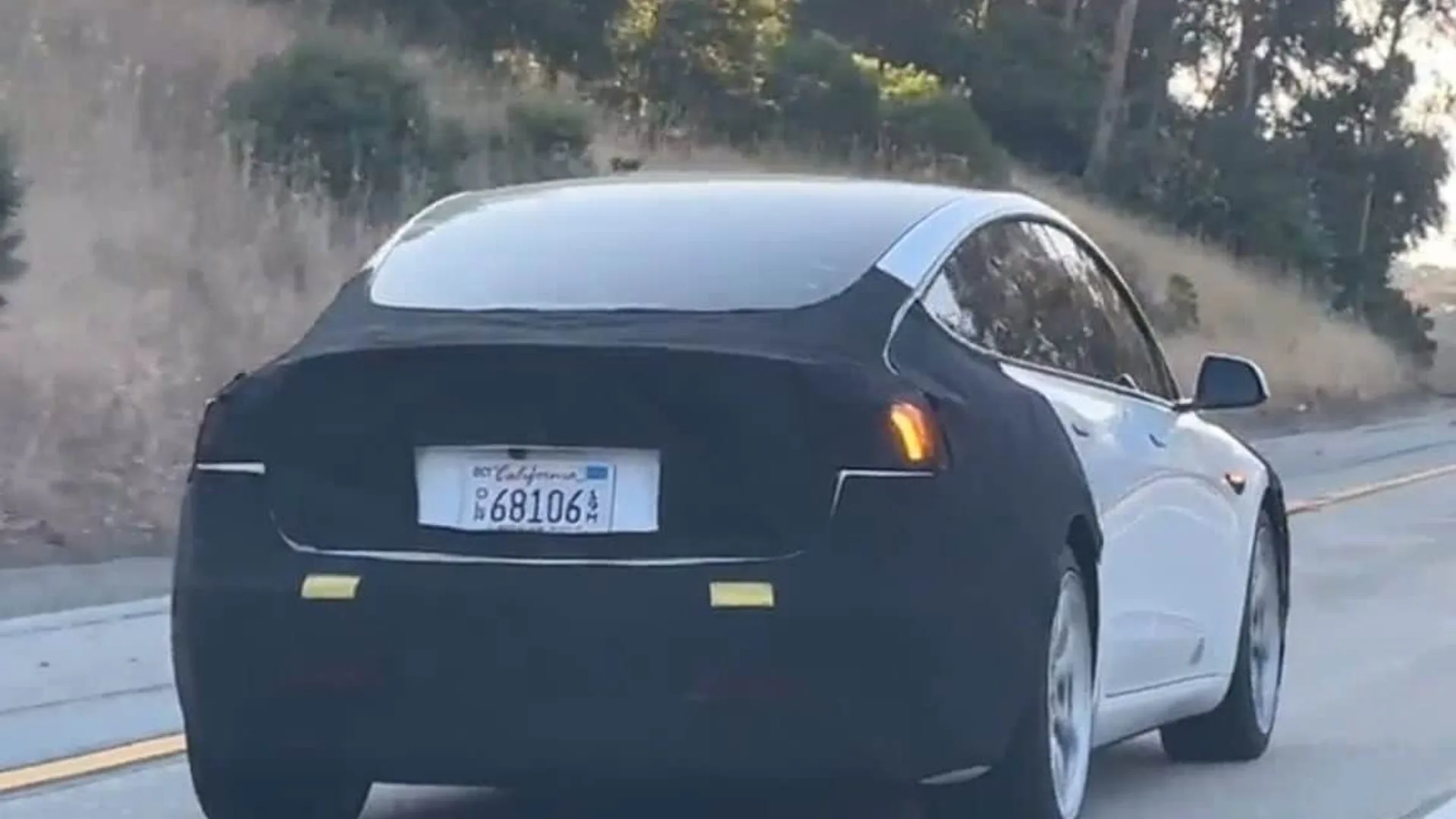 La Model 3 refresh viene nuovamente avvistata su strada mentre Tesla si prepara ad aggiornare gli stabilimenti