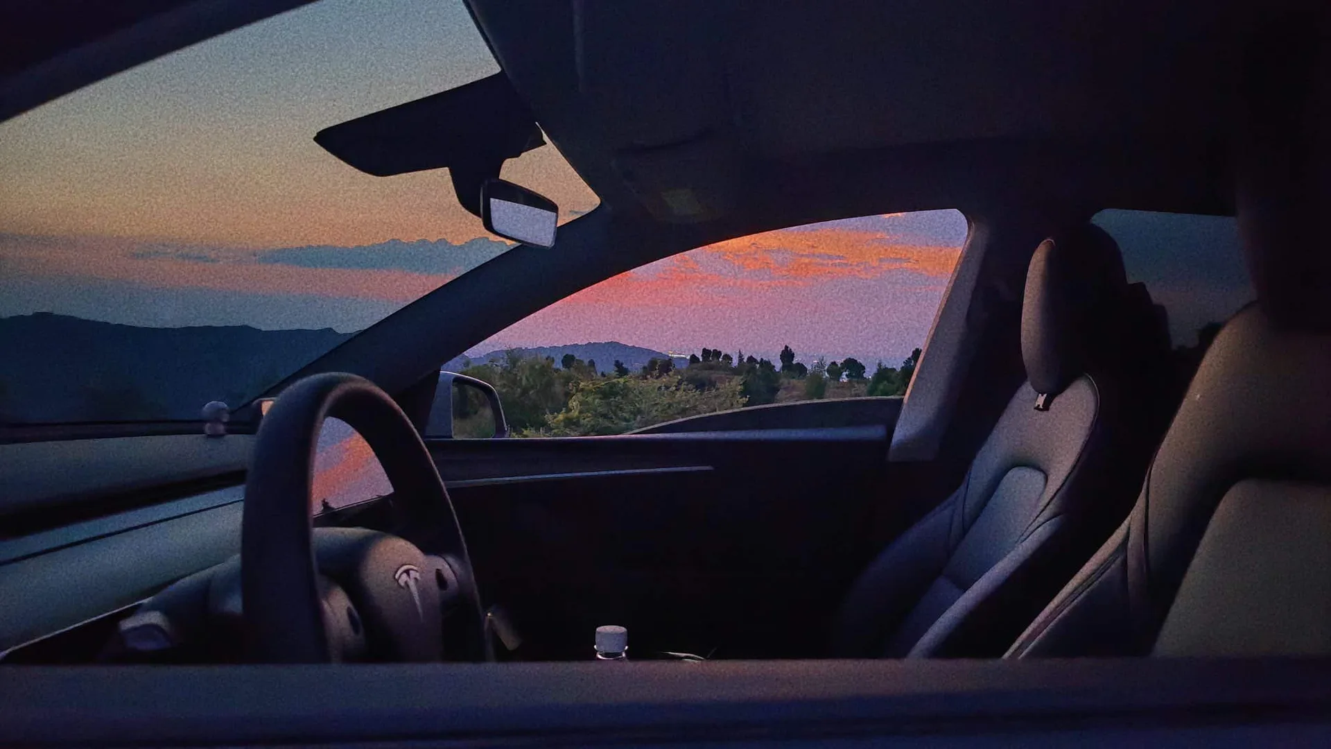 Tesla Model 3 Interni al Tramonto