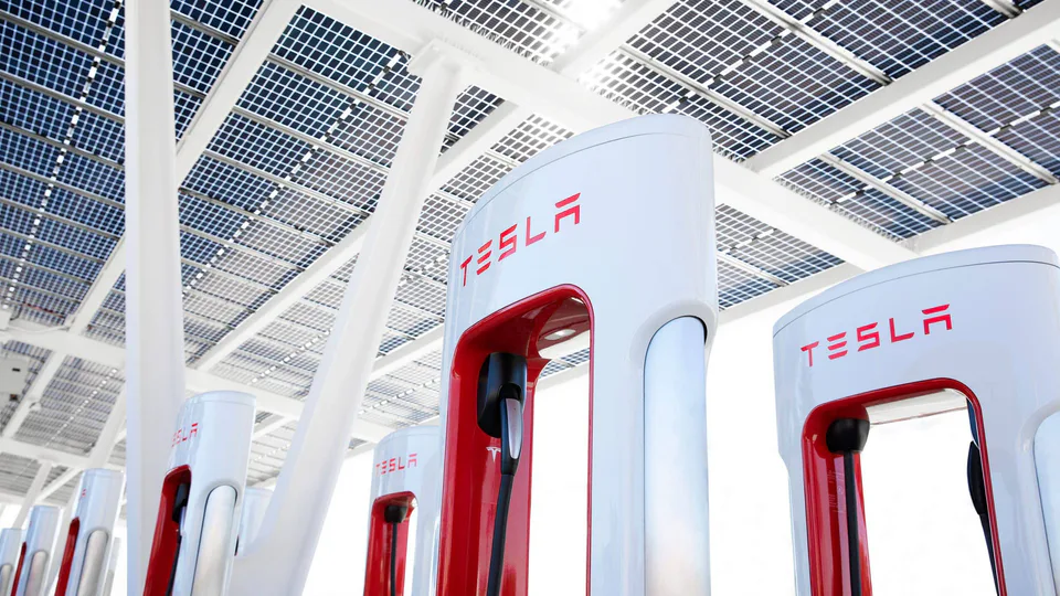 Tesla Supercharger con pannelli