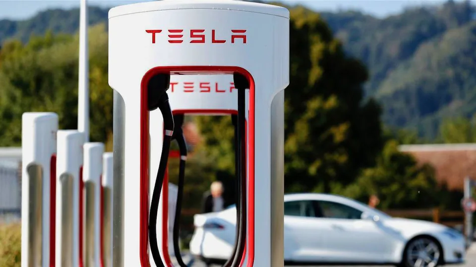 I Tesla SUPERCHARGER aprono in ISLANDA