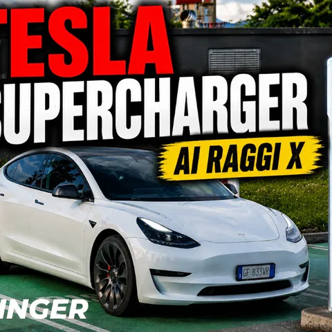Copertina del video dedicato all'evoluzione dei Tesla Supercharger e alla gestione condivisa della potenza