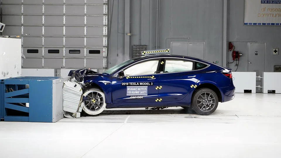 Tesla usa versioni del software apposite per i crash test? Vi spiego perché