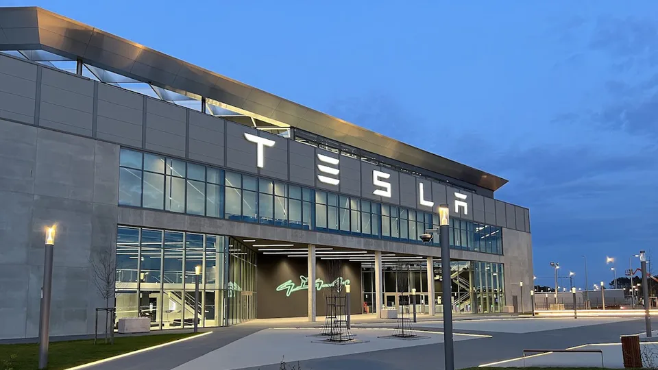 Tesla accelera in Germania, batterie prodotte localmente e più export per l’Europa