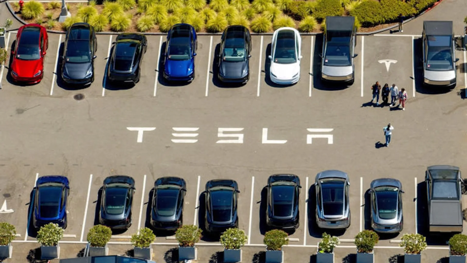 Tesla torna leader globale nel mercato delle auto elettriche