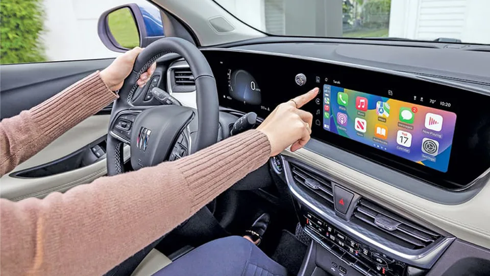 Gm presenta un brevetto per il touchscreen che si pulisce da solo