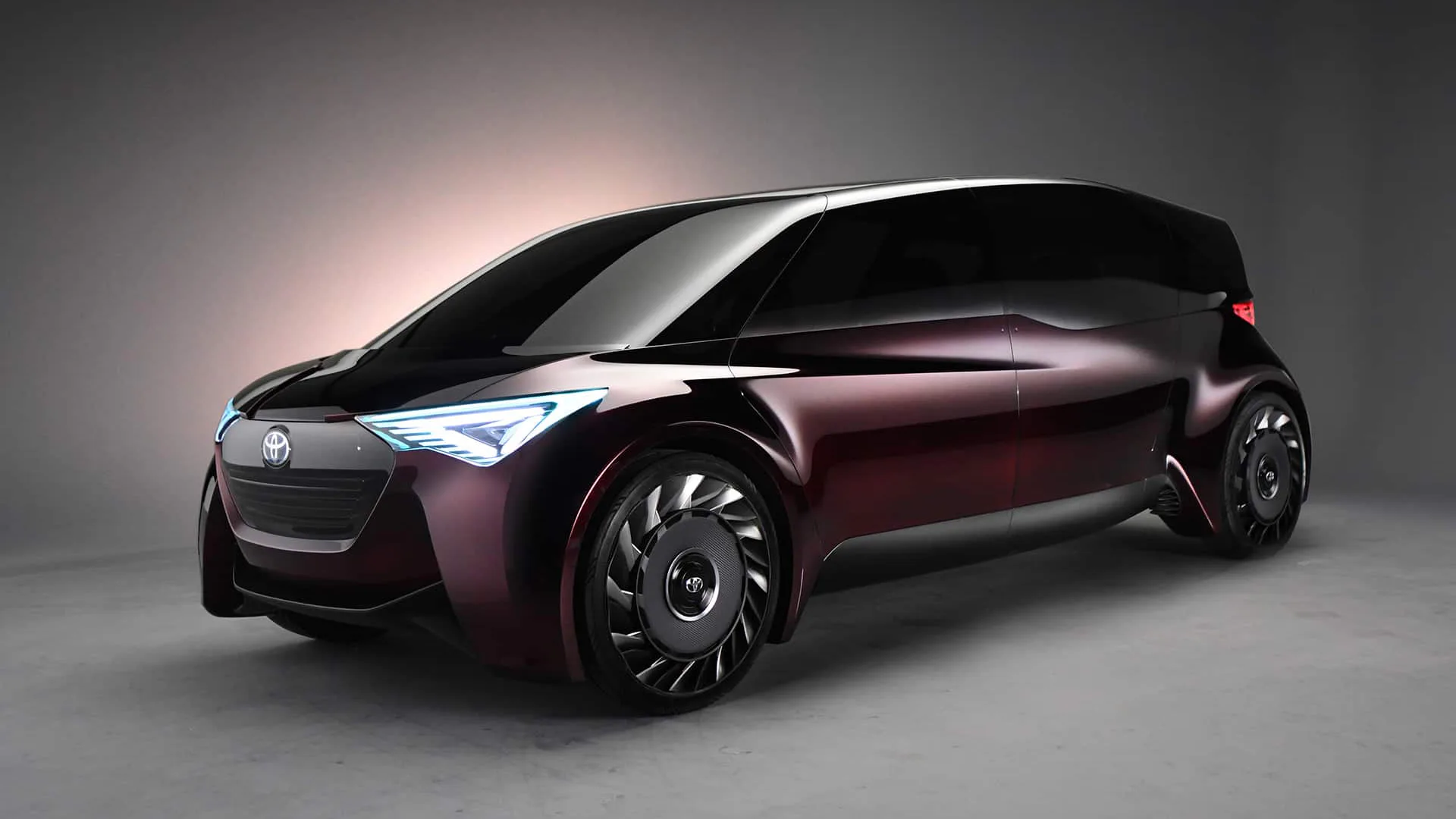 Toyota rilancia la Previa a forma di uovo come primo minivan elettrico