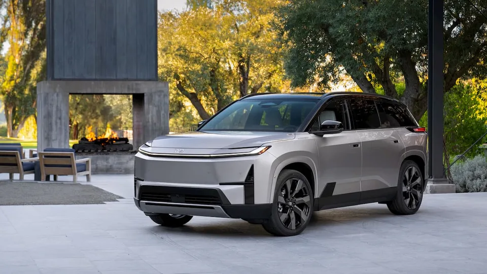 Toyota Highlander EV 2027: oltre 500 km di autonomia