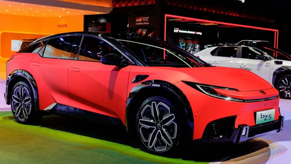 Toyota bZ5 2027: metà prezzo di una Model Y
