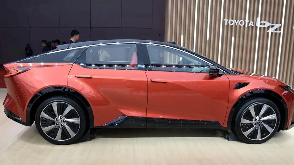 Toyota bZ5 2027: metà prezzo di una Model Y | Elettronauti.it