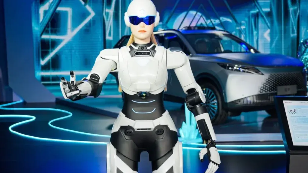 Robot Mornine davanti a un SUV elettrico Chery | Elettronauti.it