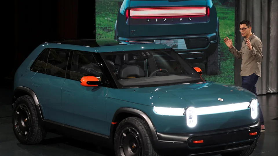 Rivian conferma l'arrivo dell'EV R2 e la distribuzione a livello globale.