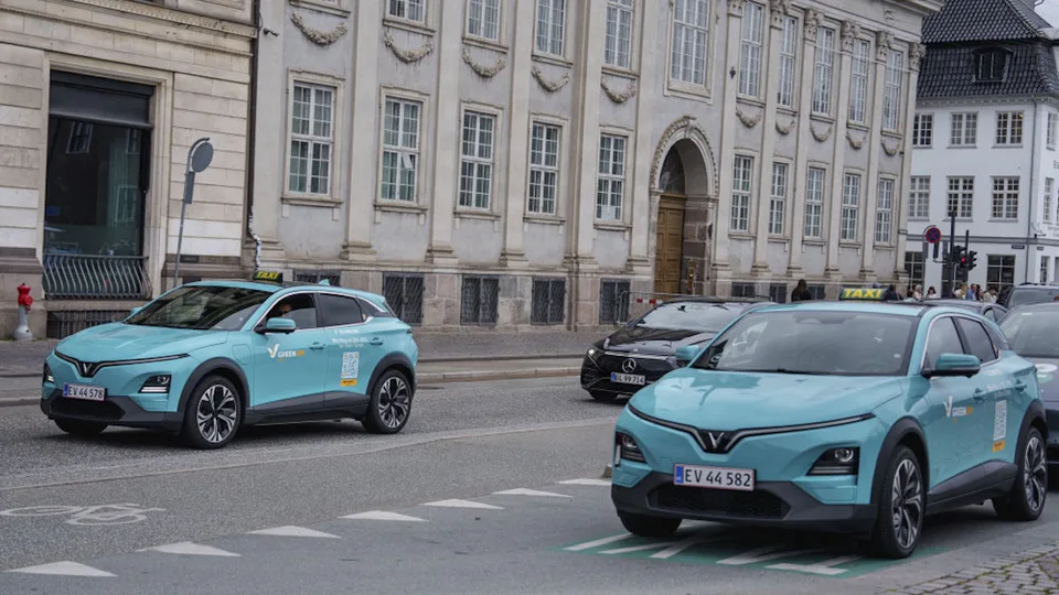 Green SM debutta in Europa con taxi elettrici VinFast